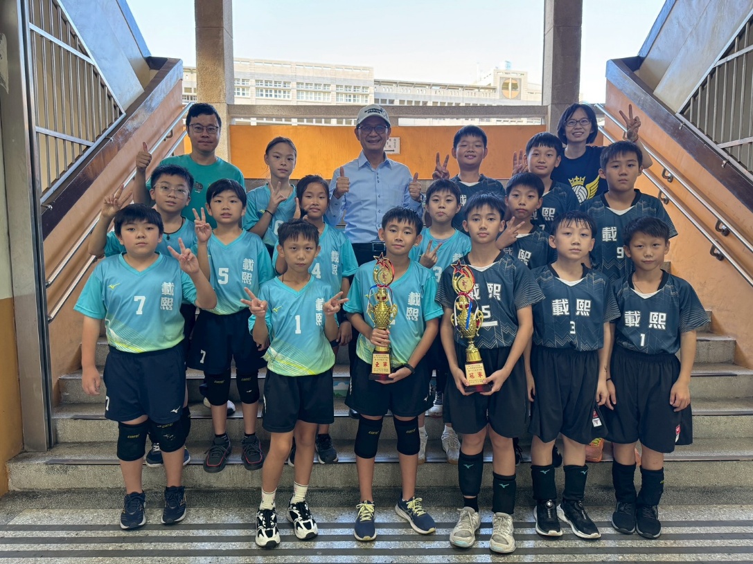 一張含有 人員, 足部穿著, 服裝, 群組 的圖片

AI 產生的內容可能不正確。