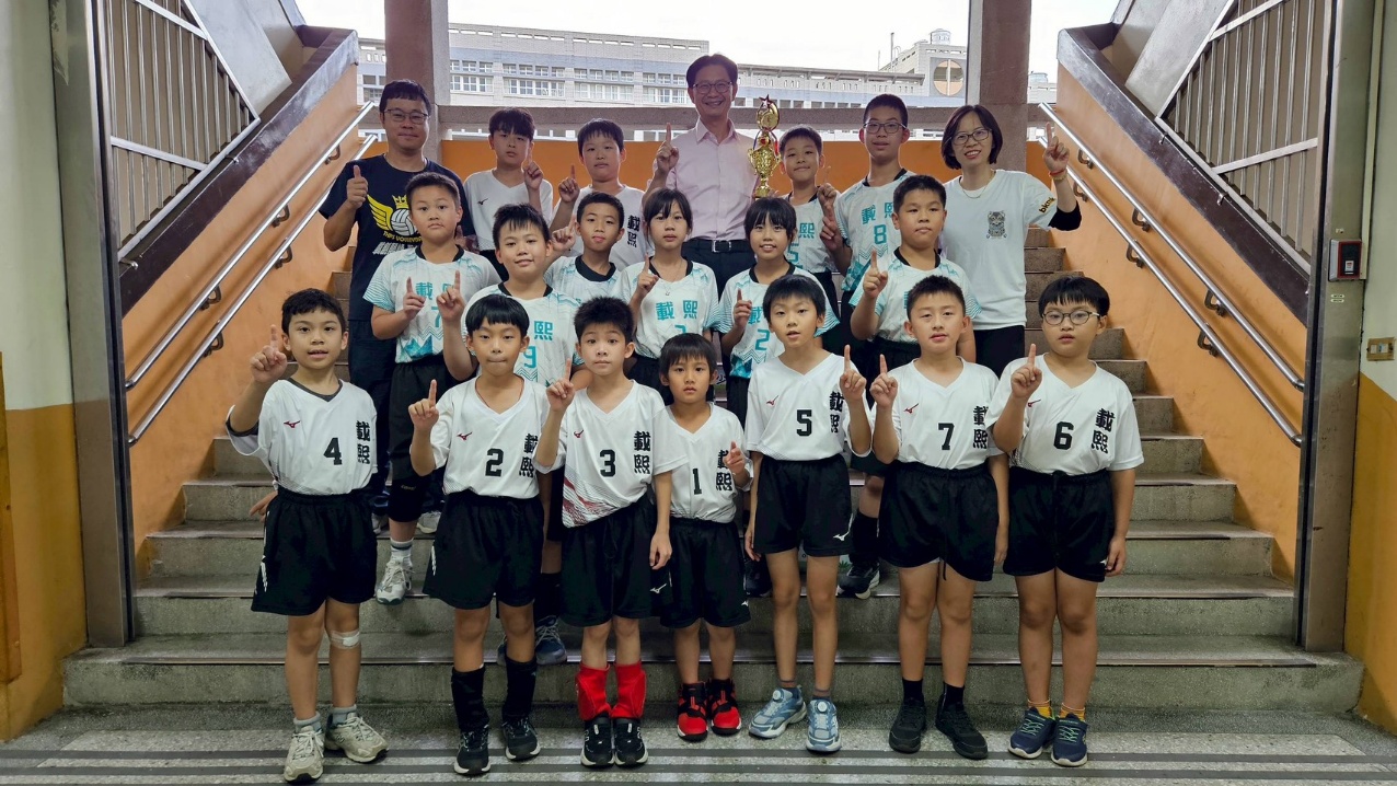 一張含有 服裝, 人員, 足部穿著, 群組 的圖片

AI 產生的內容可能不正確。