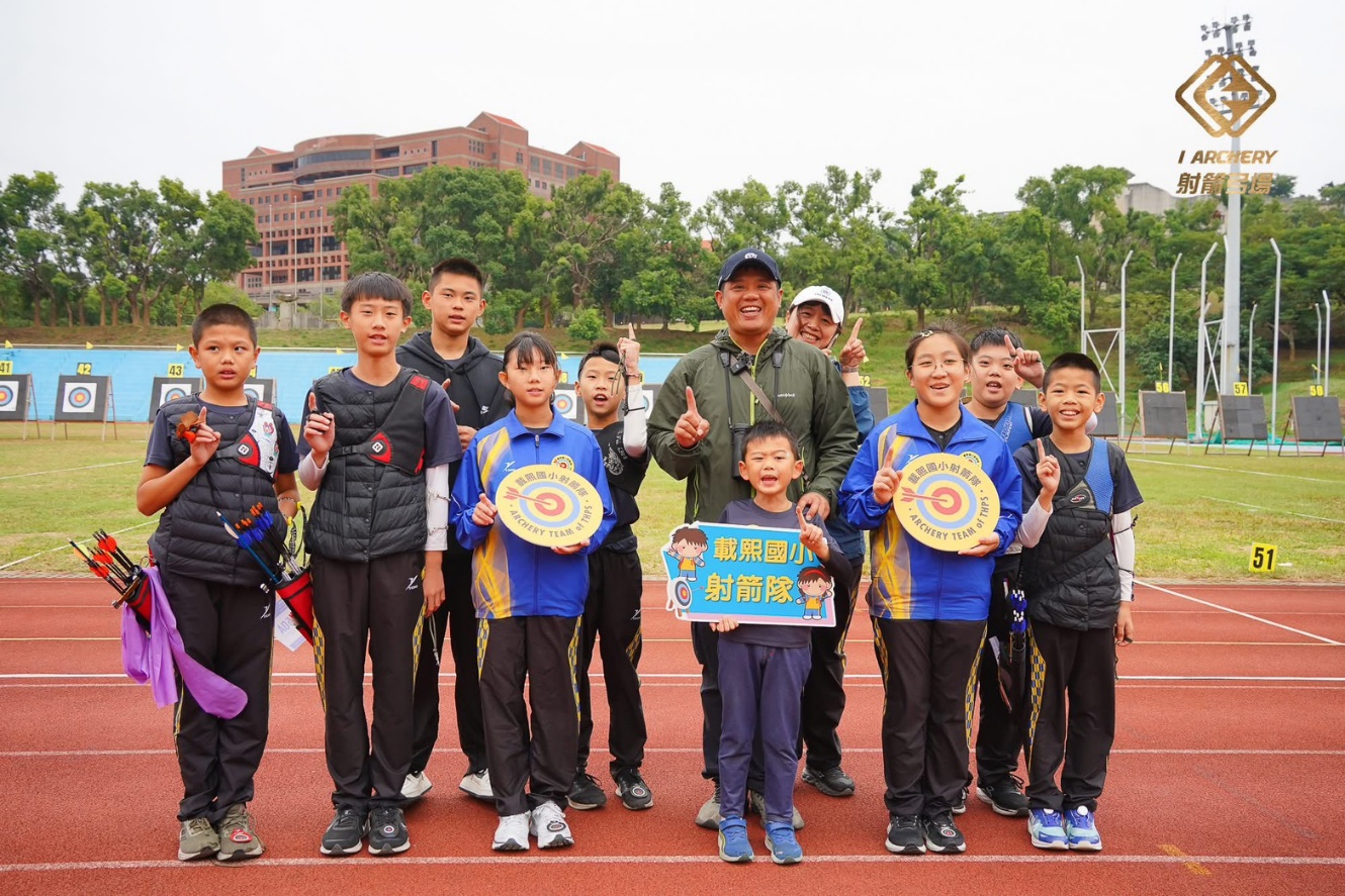 一張含有 人員, 天空, 戶外, 服裝 的圖片

AI 產生的內容可能不正確。
