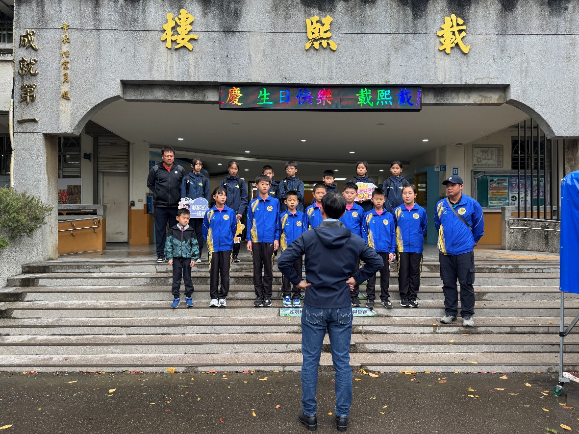 一張含有 服裝, 建築, 人員, 戶外 的圖片

AI 產生的內容可能不正確。