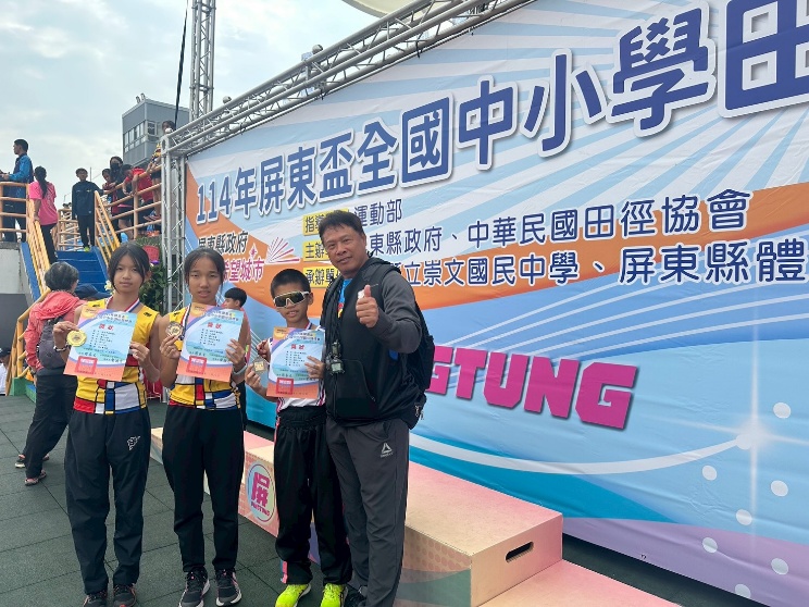 一張含有 服裝, 人員, 足部穿著, 天空 的圖片

AI 產生的內容可能不正確。