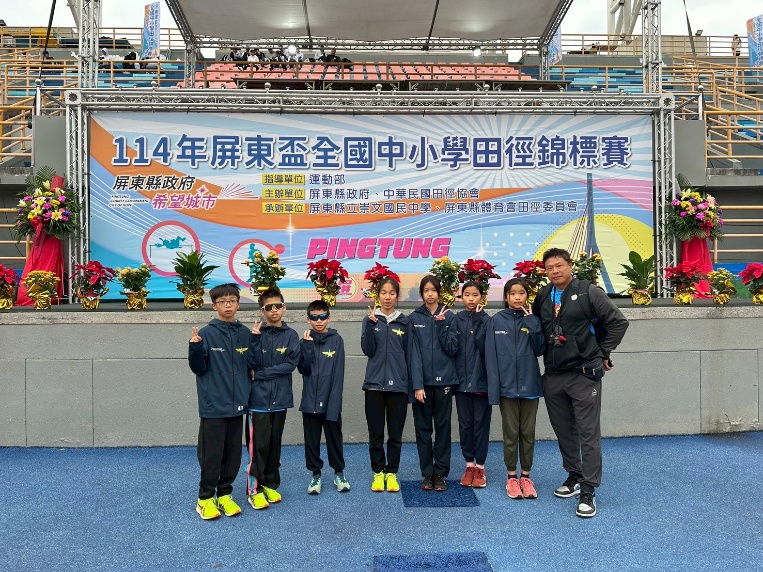 一張含有 服裝, 人員, 足部穿著, 建築 的圖片

AI 產生的內容可能不正確。