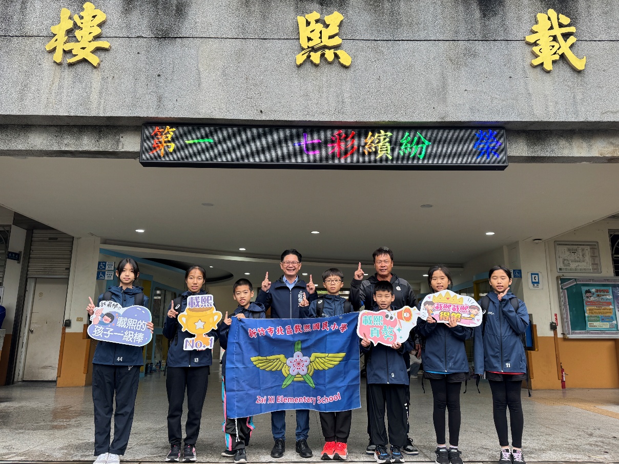 一張含有 服裝, 建築, 人員, 文字 的圖片

AI 產生的內容可能不正確。