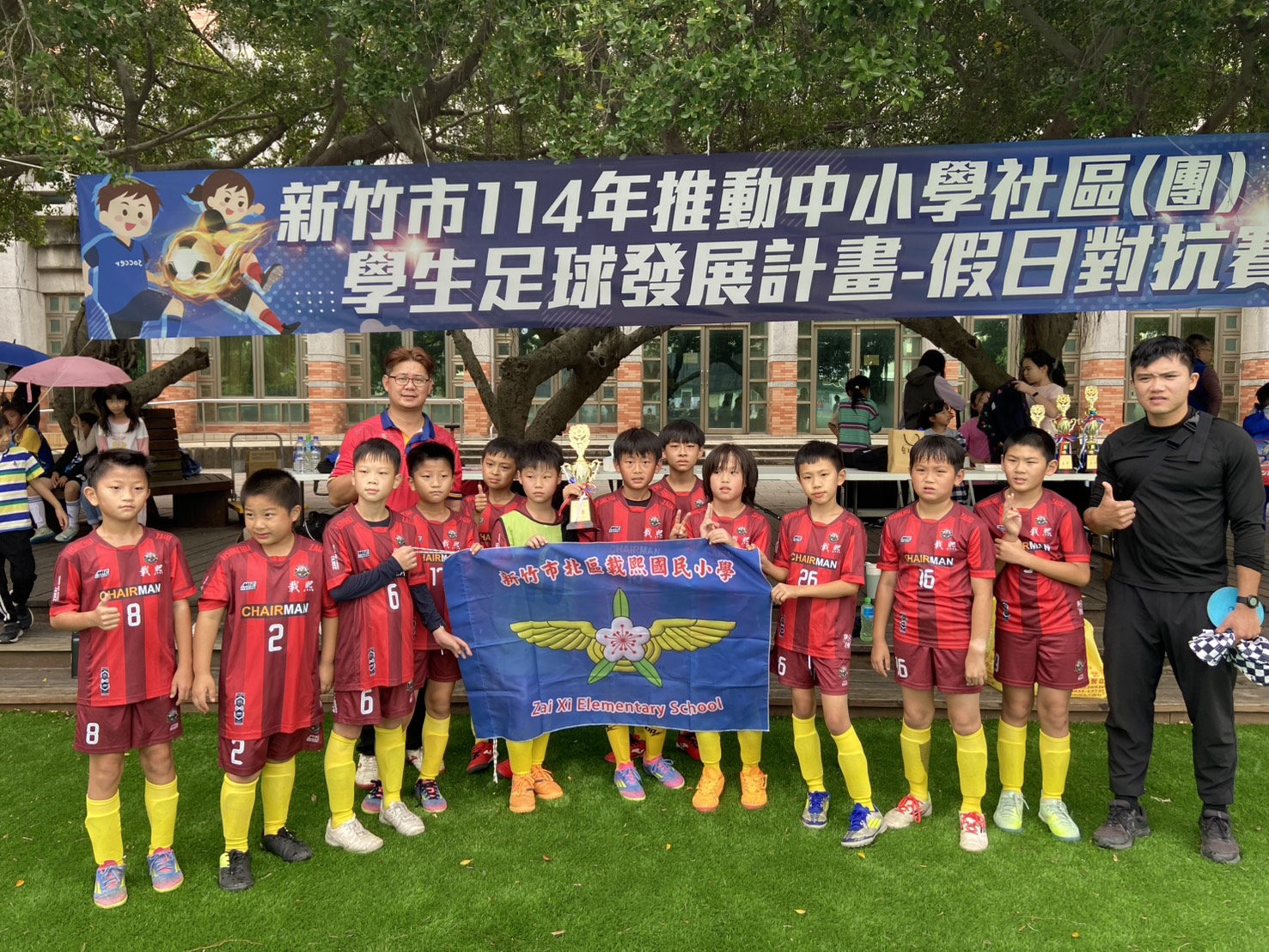 一張含有 人員, 戶外, 足部穿著, 草 的圖片
AI 產生的內容可能不正確。