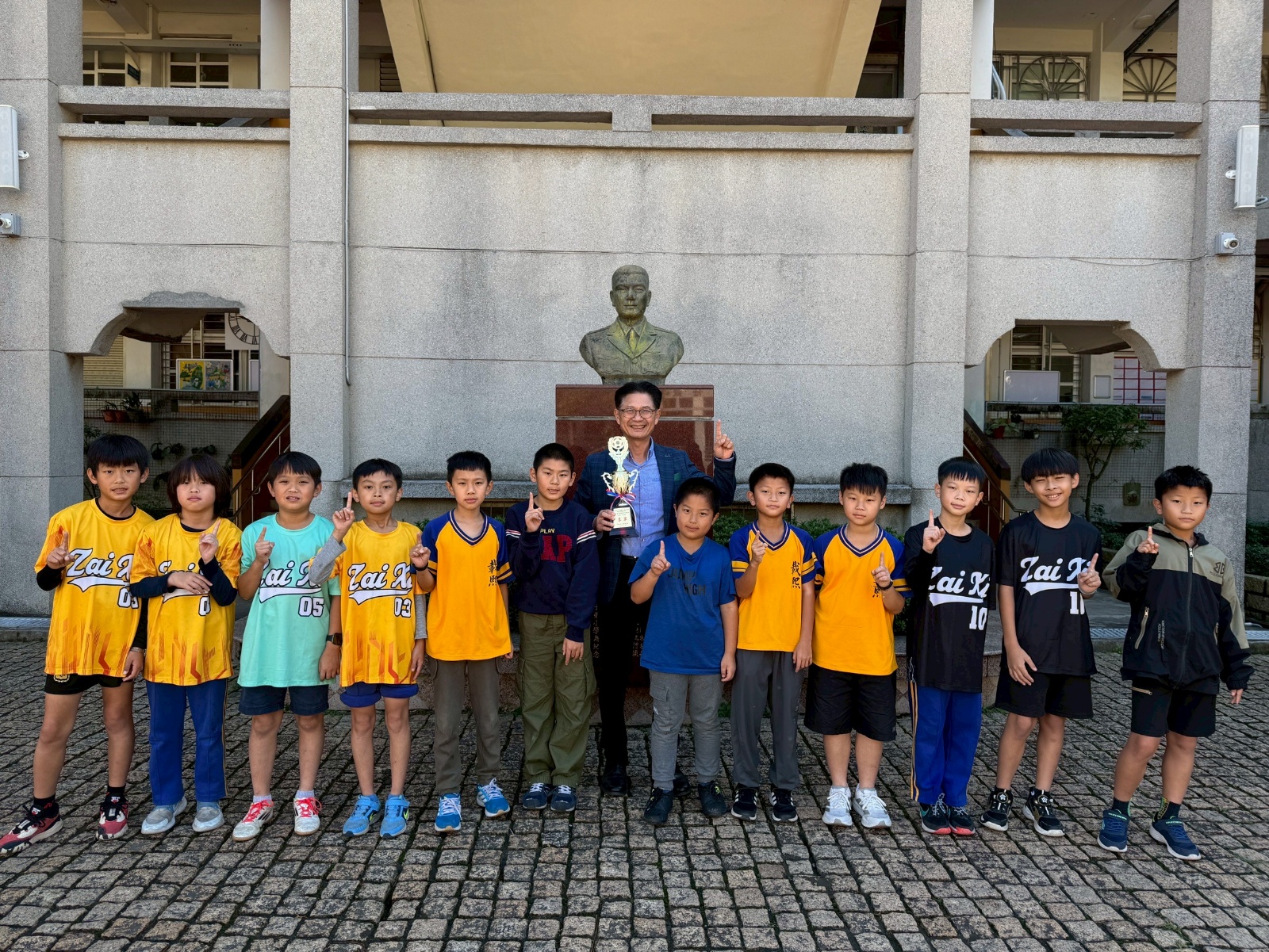 一張含有 人員, 服裝, 建築, 足部穿著 的圖片
AI 產生的內容可能不正確。