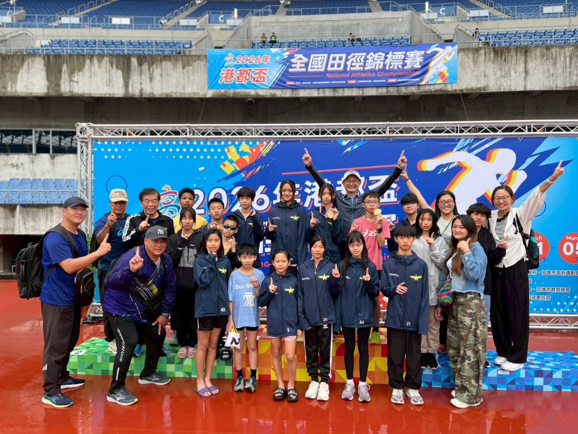 一張含有 服裝, 人員, 足部穿著, 微笑 的圖片

AI 產生的內容可能不正確。