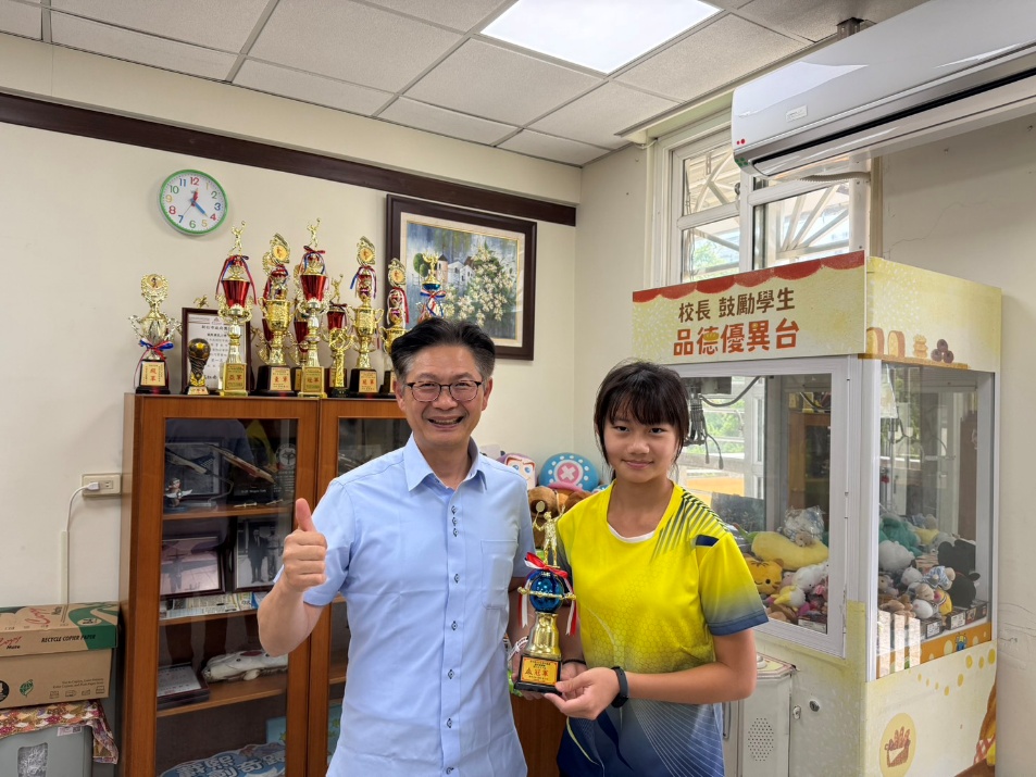 一張含有 服裝, 人員, 牆, 室內 的圖片
AI 產生的內容可能不正確。